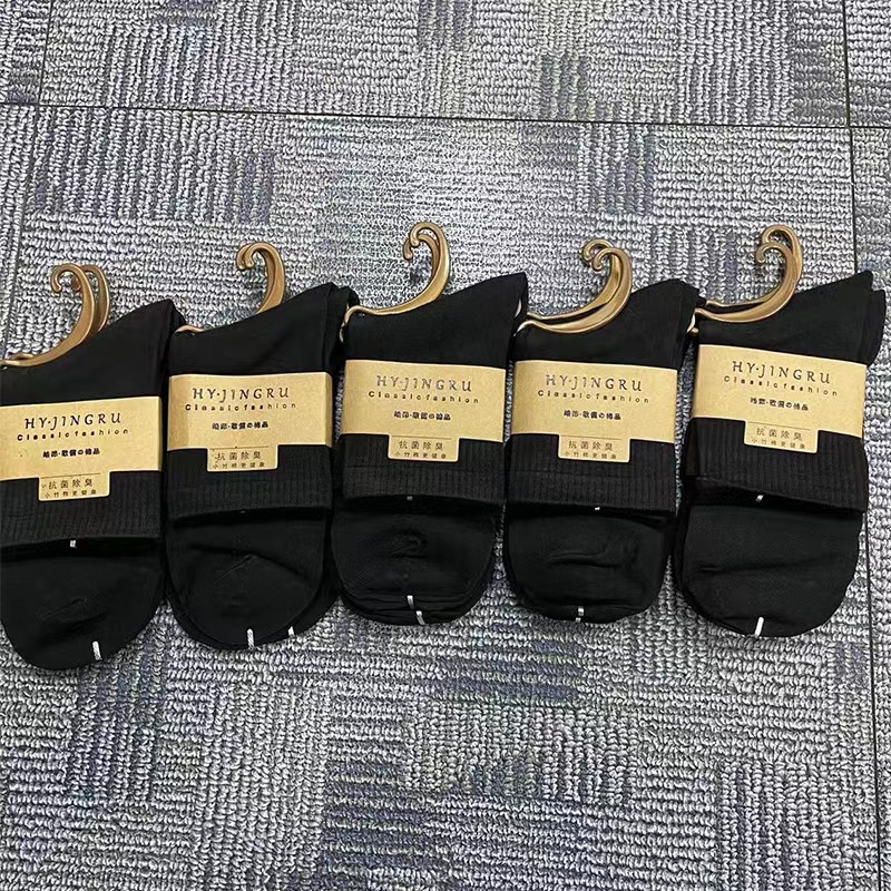 Wholesale men's socks in stock: Cotton mid-leg socks, all-season style, deodorizing, sweat-absorbing, breathable, solid color, versatile and trendy men's socks Item Picture
