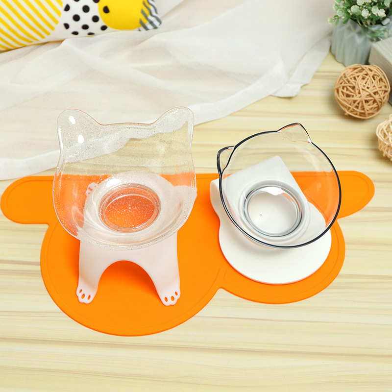 The cat and dog bowl mat, the heart-shaped cloud silicone mat, is convenient to carry and easy to clean when feeding cats and dogs Application Scenario