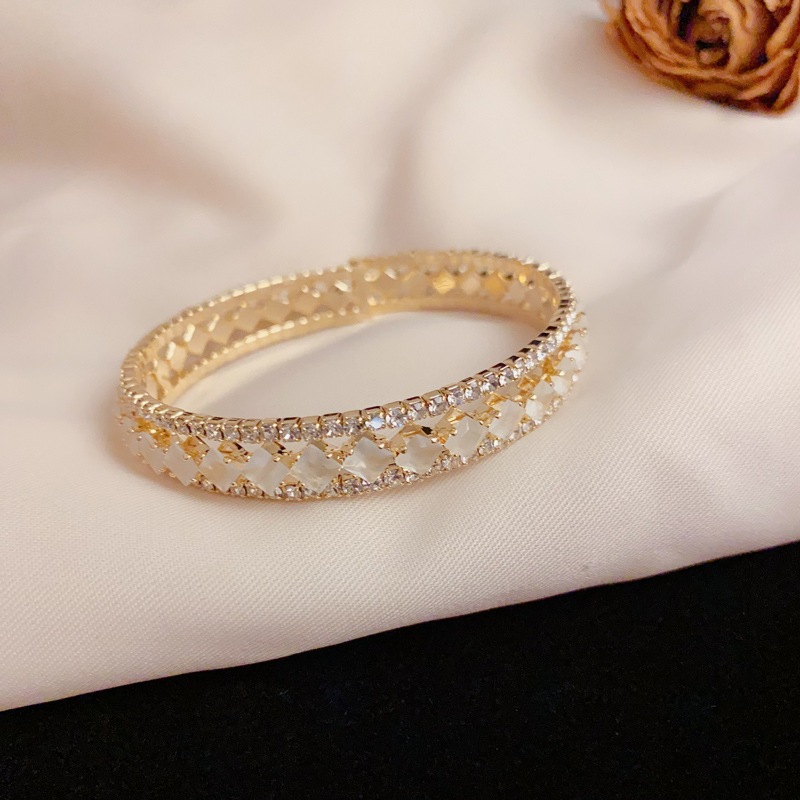 European and American style full diamond wide edge open bracelet for women, exquisite, fashionable, light luxury, versatile and super dazzling accessory source manufacturer Application Scenario