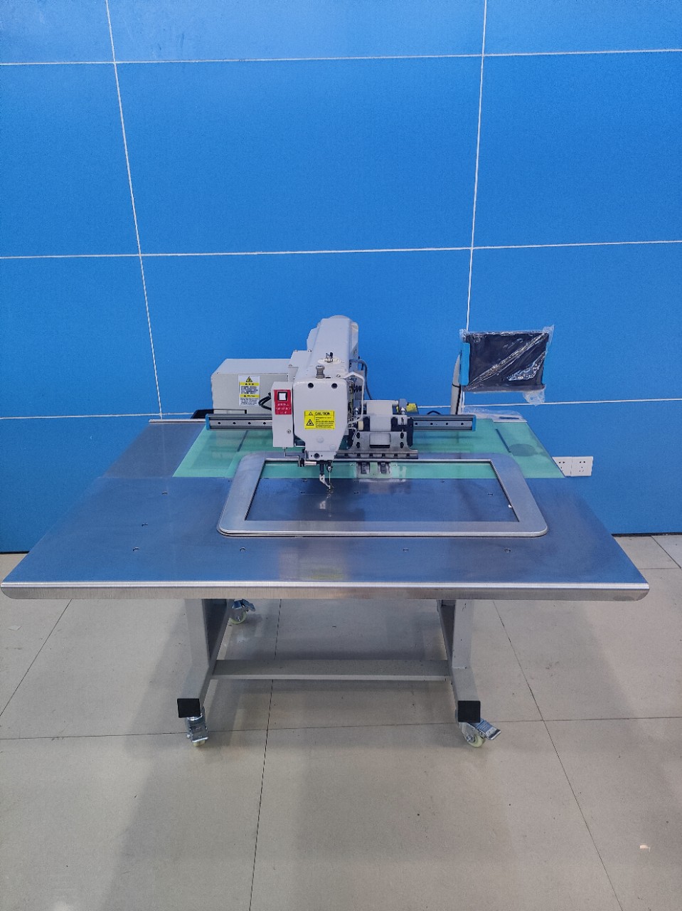 Cha Feng 5030 computer pattern sewing machine is a sewing equipment for sewing patterns in bag factories, notebooks, photo albums and factories Item Picture