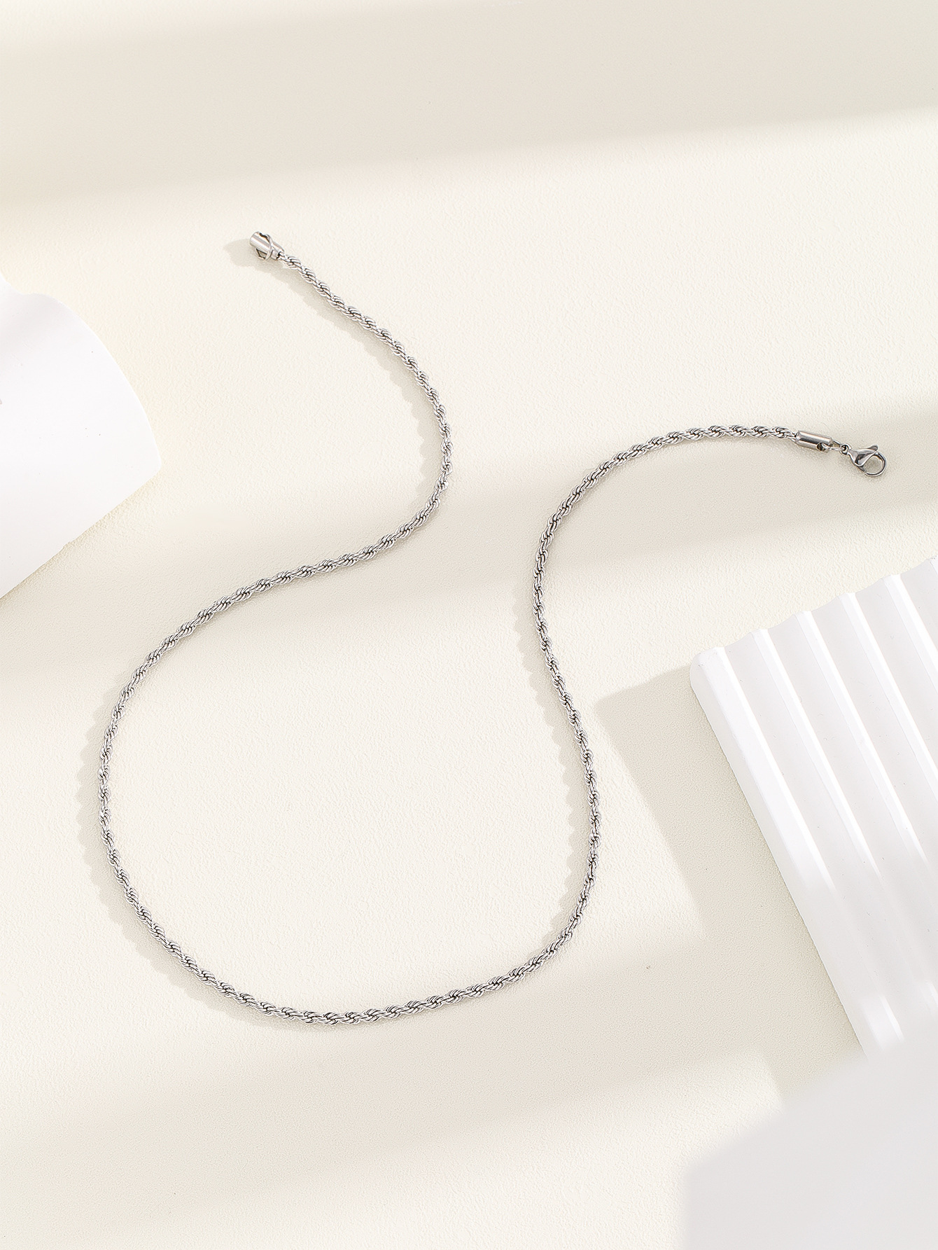 Classic and fashionable stainless steel necklace for men, European and American trend, powerful Cuban chain, hip-hop titanium steel necklace manufacturer wholesale Application Scenario