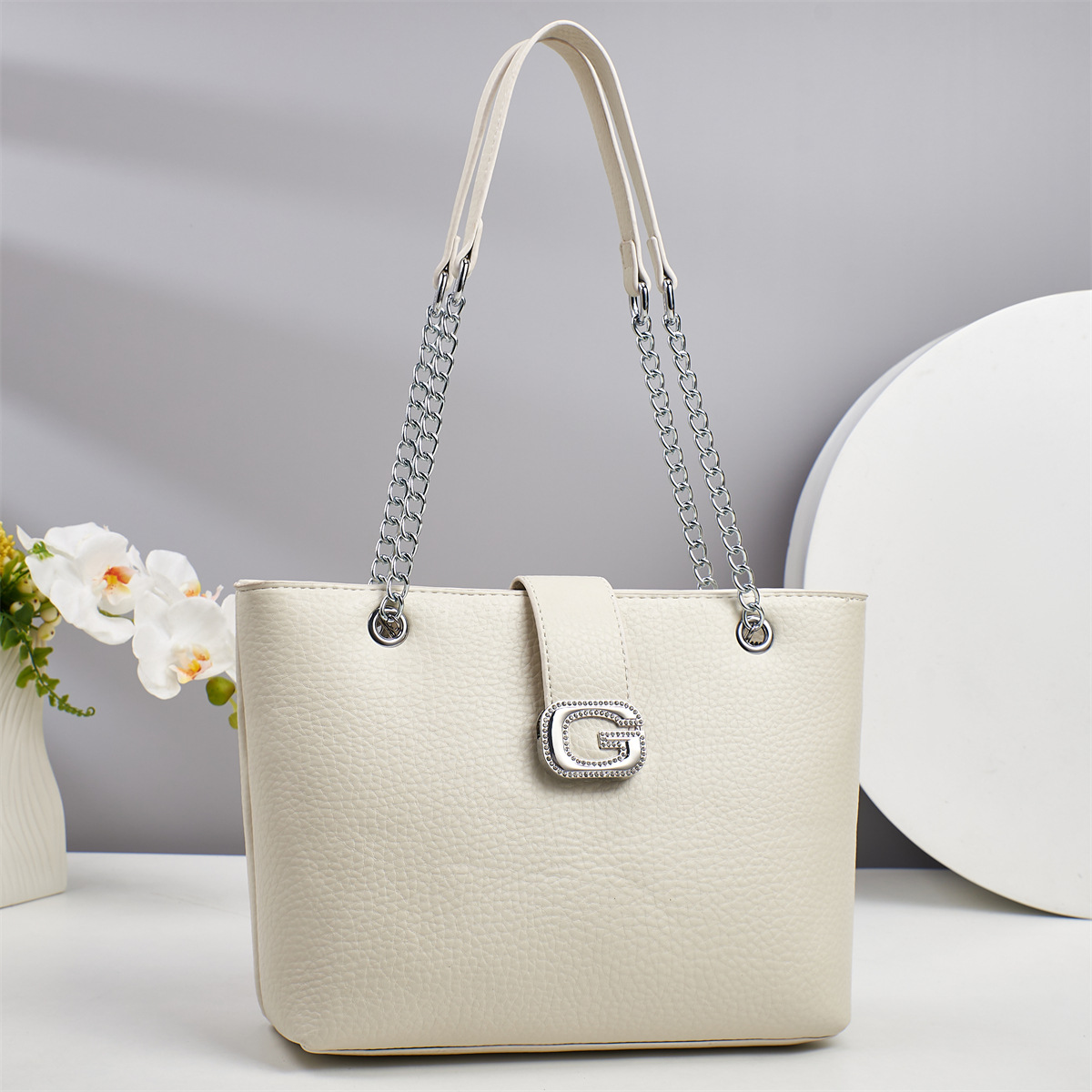 2025 nuevo estilo ligero bolso de hombro de lujo para mujeres cadena de gran capacidad bolsa tote moda bolso de mano versátil details Picture
