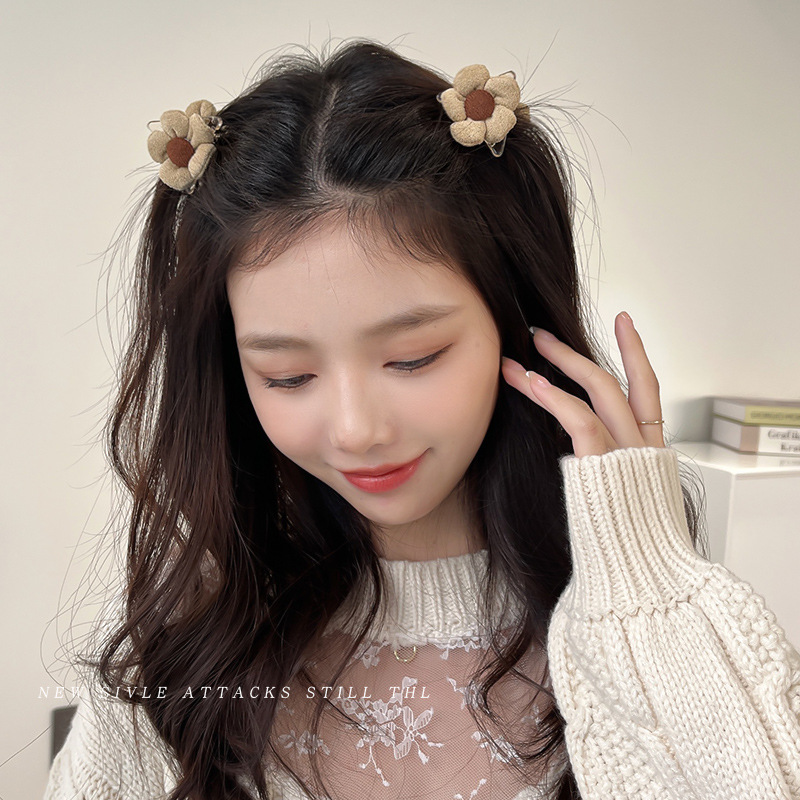 Korean Style Exquisite Bangs Clip Cute Little Flower Hair Clip Forehead Side Fashion Small Claw Clip Net Red Edge Clip Hair Accessories Application Scenario