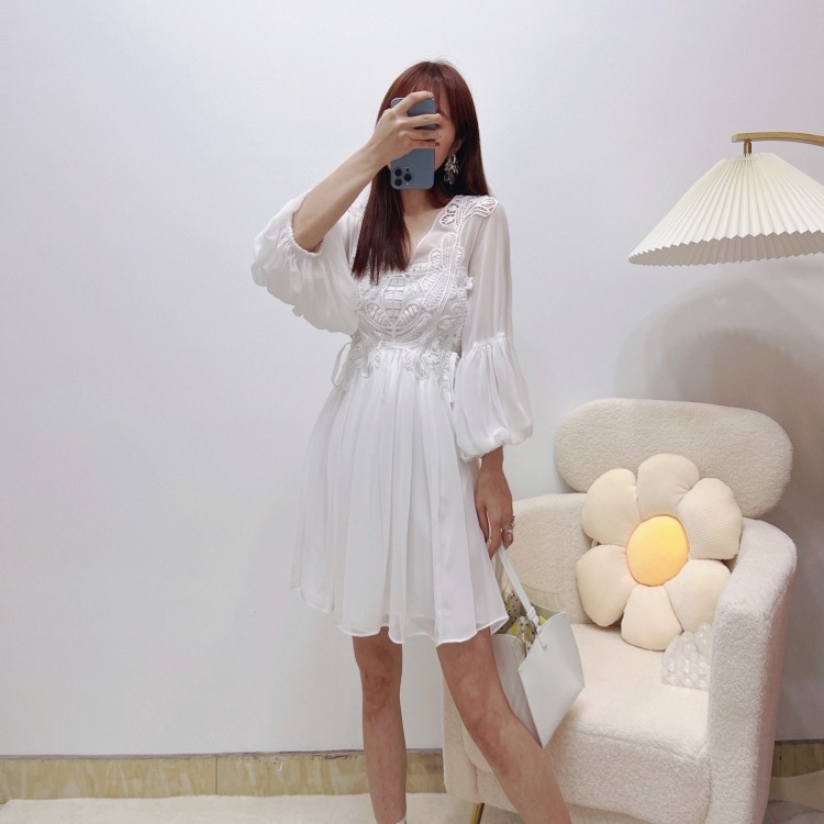 The white, fresh and ethereal chiffon and lace two-piece dress can't hide Sang Zhi and Zhao Lusi in secret