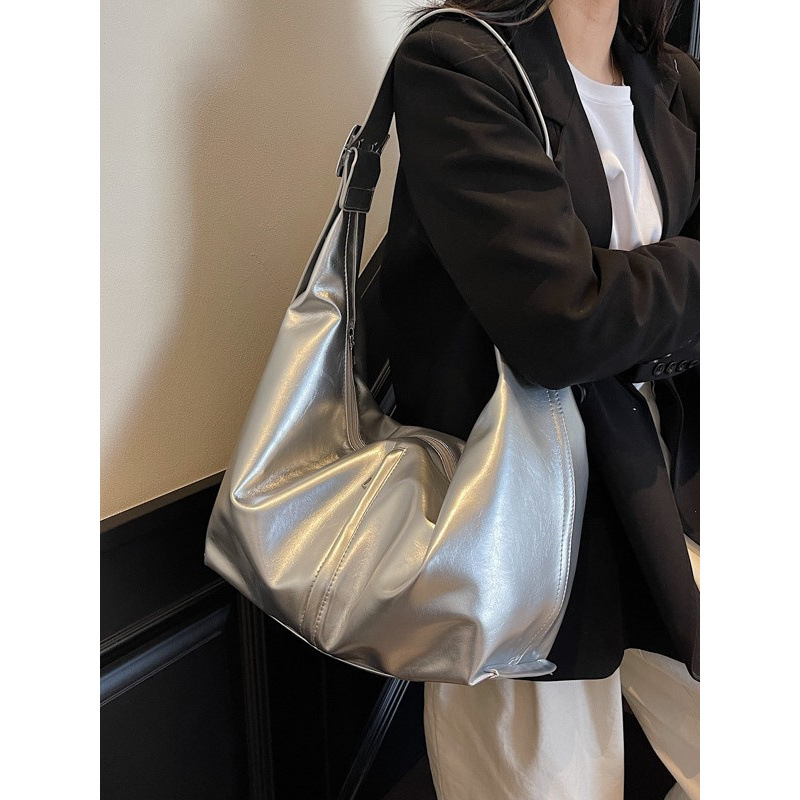 大容量腋下包女2025新款春夏季休闲百搭单肩斜挎包流行通勤饺子包产品图