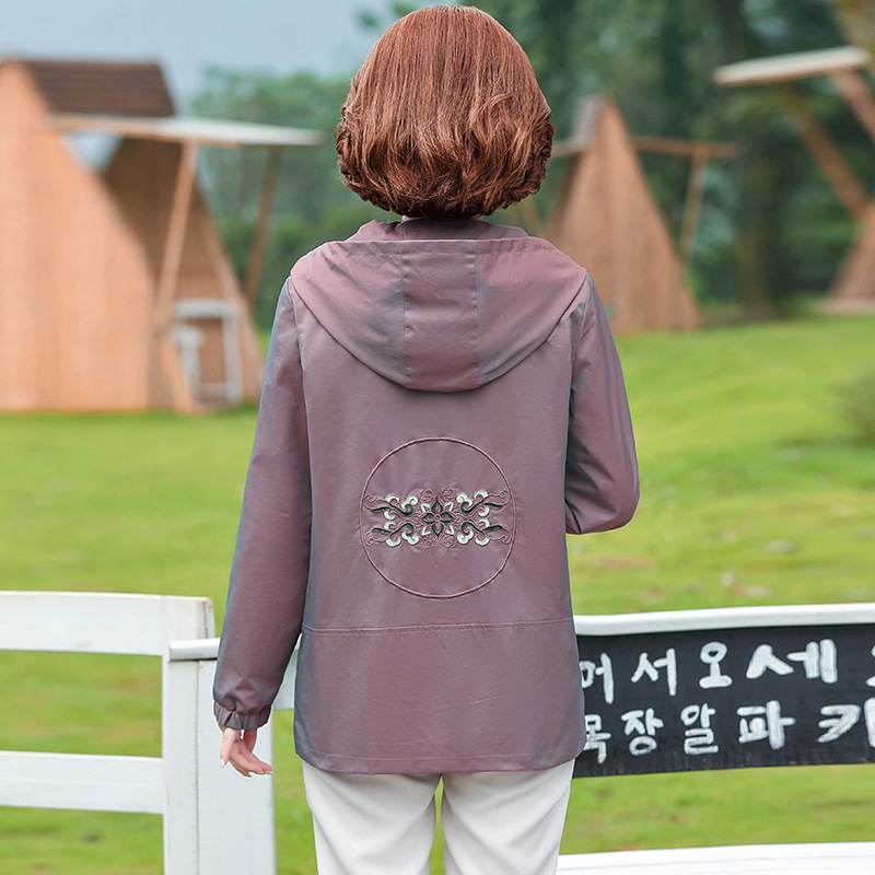 New autumn coats for middle-aged and elderly women, short embroidered jackets for mothers, and hooded windbreakers for middle-aged women Application Scenario