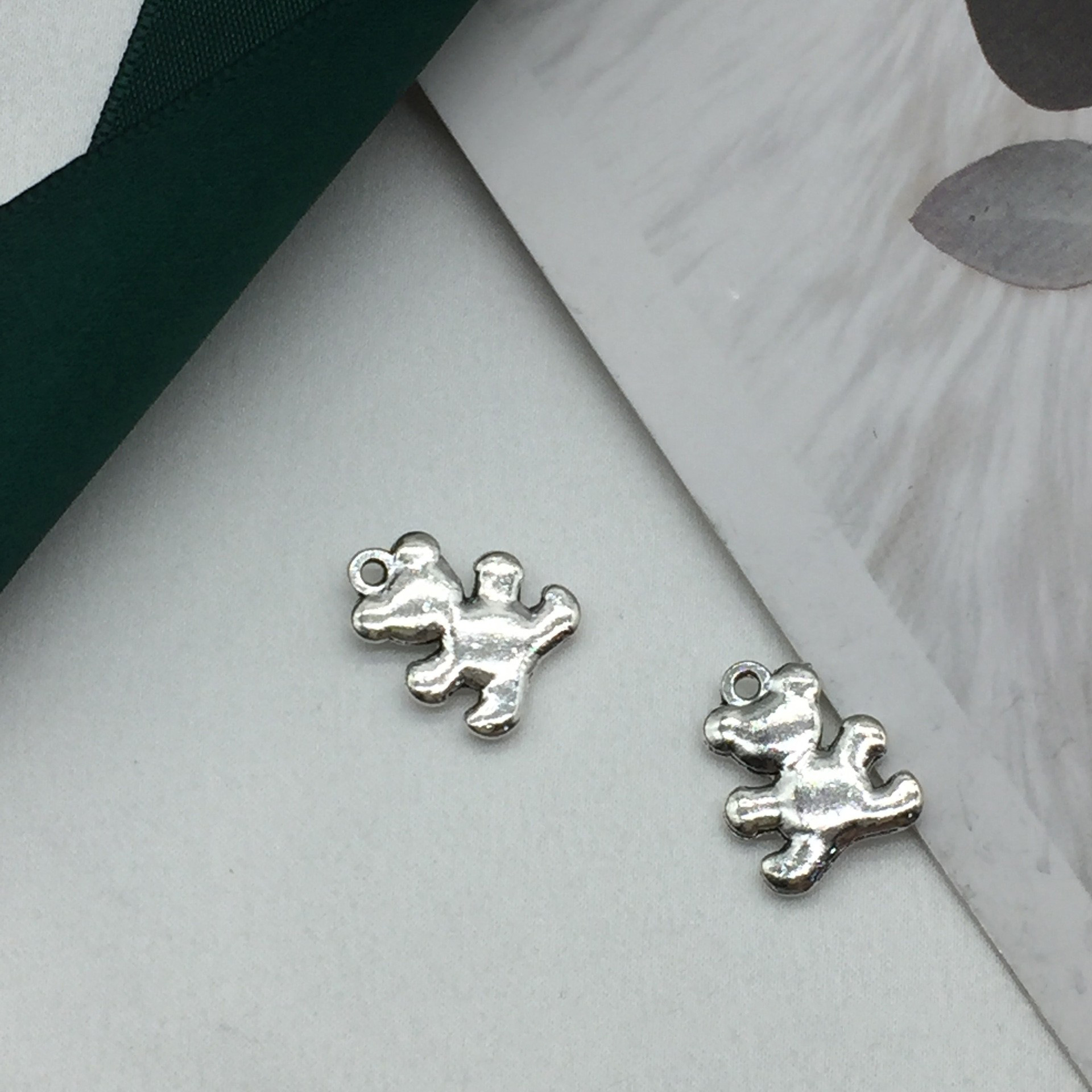12*15Mm Ancient Silver Alloy Accessories Cute Bear Pendant Diy Necklace Bracelet Small Animal Accessories Wholesale Application Scenario