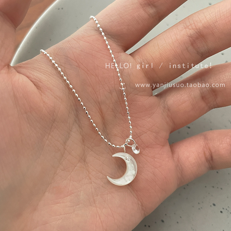 S925 Gentle White Moonlight Moon Shell Necklace Advanced Design Sense Niche Choker Temperament Collarbone Chain Accessories Application Scenario