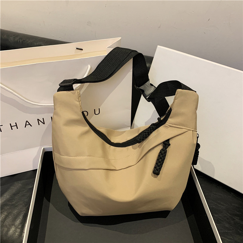 日系文艺尼龙饺子包大容量新款时尚通勤斜挎包潮流纯色单肩包批发