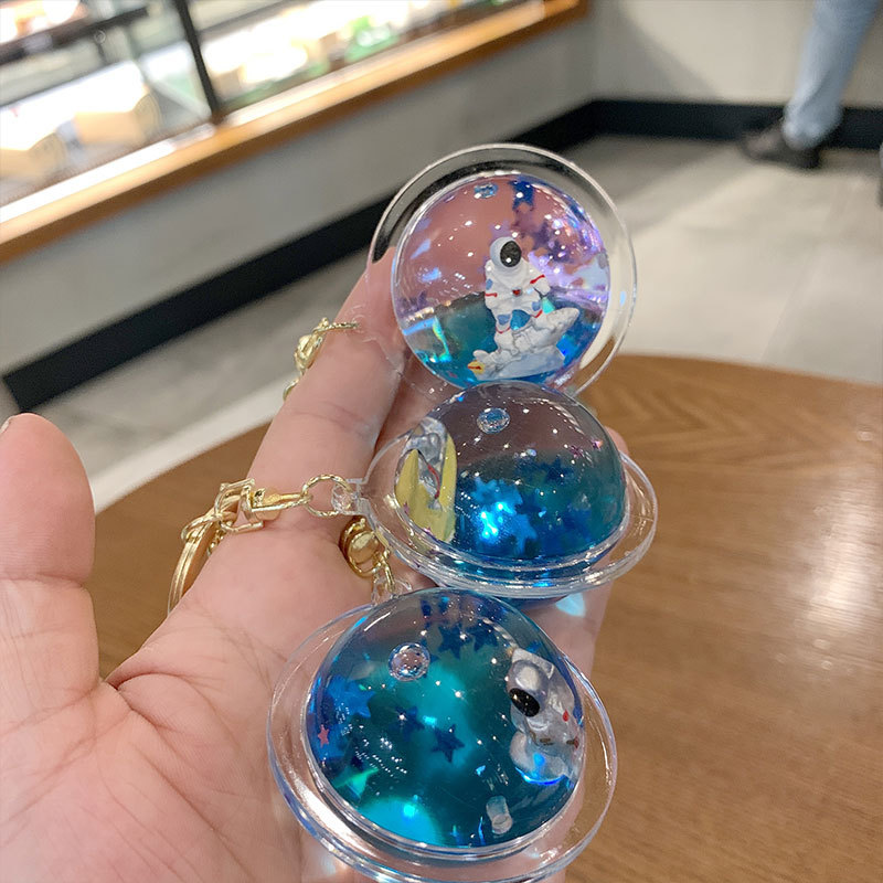 Floating sand, astronaut key chain, creative acrylic bag, key pendant, oil-filled liquid pendant, key chain Application Scenario
