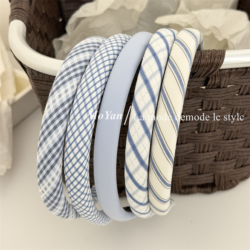 The new fashionable and fresh blue hair band is simple and versatile for commuting. The thin headband is suitable for daily outings with hair clips and hair accessories details Picture