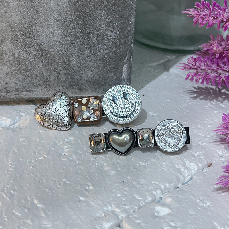 Boss Brother's new retro smiling face heart pearl pair, original Korean and Japanese design, women's niche style and temperament