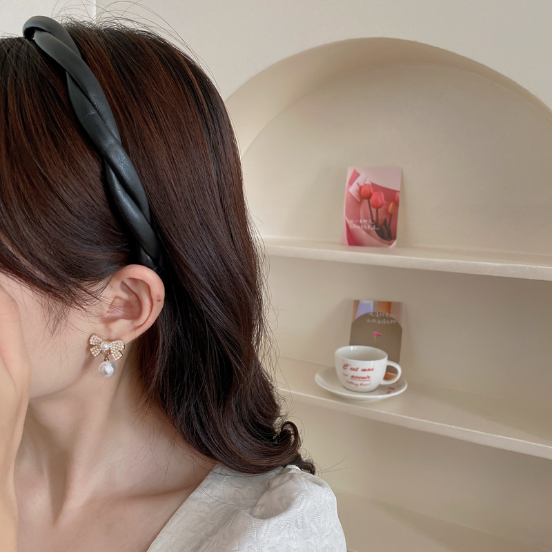 Korean Elegant Cross Twist Hair Band Female Pressure Sensitive Hair High Cranial Top With Teeth Non-Slip Hair Clip Headband Summer details Picture