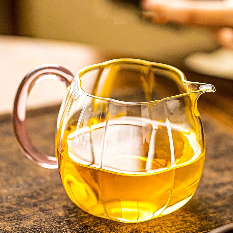 Fair cup glass high-end tea sea, pure handcrafted tea divider, high-transparency glass public cup, colorful handle, creative tea divider fair cup details Picture