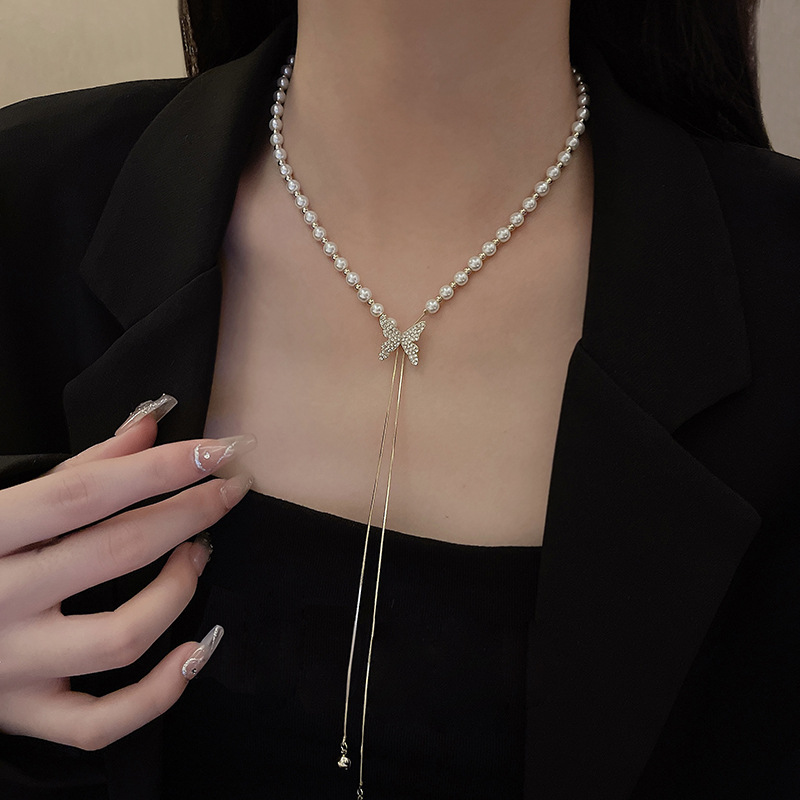 Douyin's best-selling pull-out pearl necklace, a versatile and niche design for women, butterfly pendant, collarbone chain accessory wholesale Application Scenario