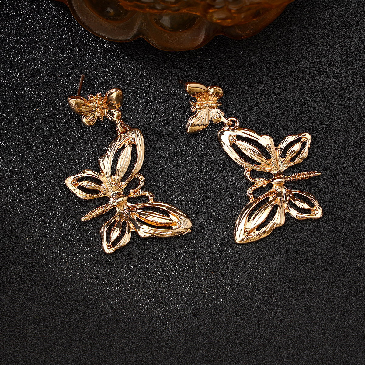 Cross-Border Europe And The United States New Hollow Butterfly Earrings Fresh Simple Alloy Bow Earrings Retro Palace Style Earrings Specification drawing