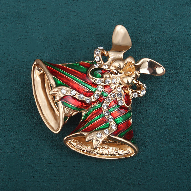Europe And The United States Hot Christmas Brooch Lovely Santa Claus Badge Accessories Personality Christmas Series Corsage Wholesale Application Scenario