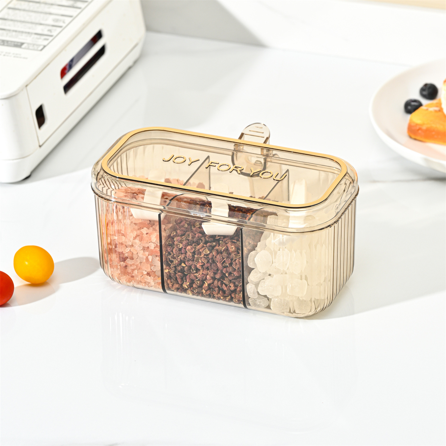 The household fresh and clean, compartments of salt, monosodium glutamate, chicken essence, seasonings and condiments box is a three-style kitchen flavor box with a lid to prevent flavor mixing Application Scenario