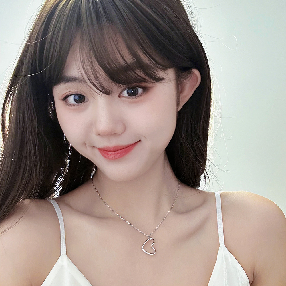 Simple Hollow Love Pendant Light Luxury Niche Design Temperament Clavicle Chain High-Grade Sense Heart Necklace Does Not Fade Women details Picture