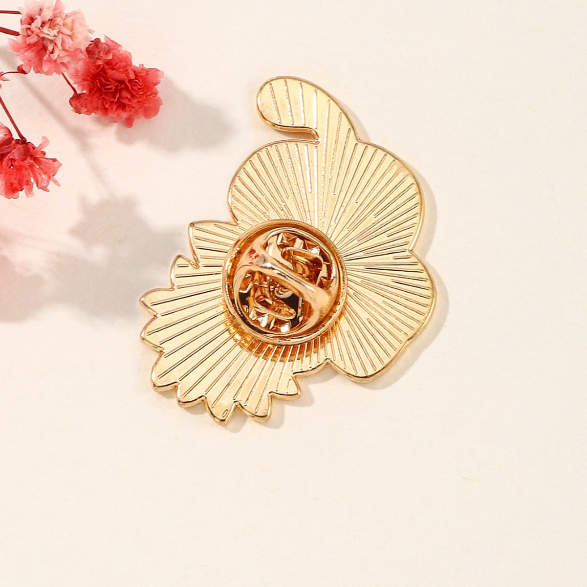Win The Cat Student Exam Cheer Brooch 33*27Mm Graduation Season Gift Metal Badge Specification drawing