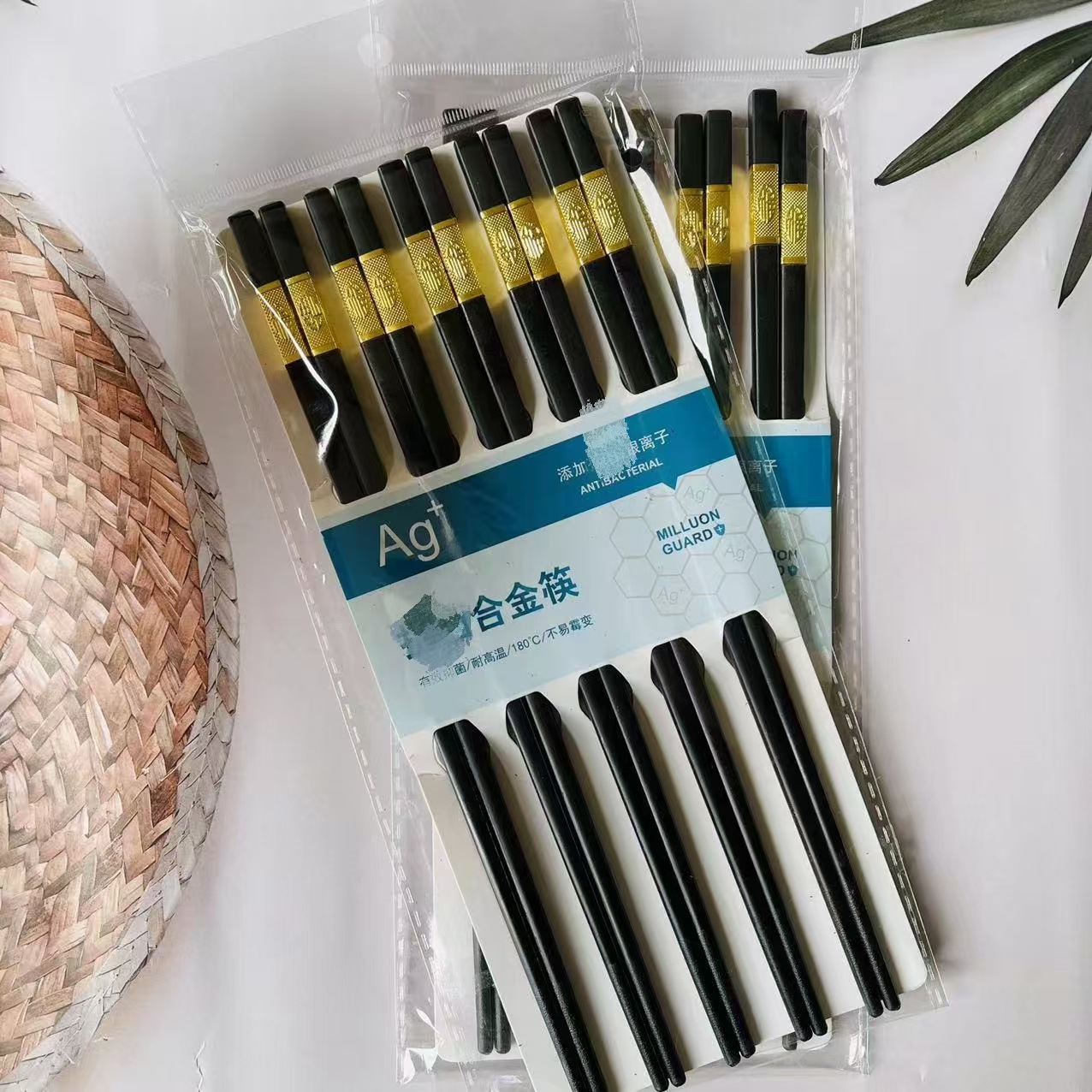 【 Zone 2-9 】 052-5 Pairs of alloy Chopsticks 300 yuan per box, 052-5 pairs of alloy chopsticks, new household and daily-use chopsticks, alloy chopsticks, black chopsticks, 2 yuan store wholesale details Picture