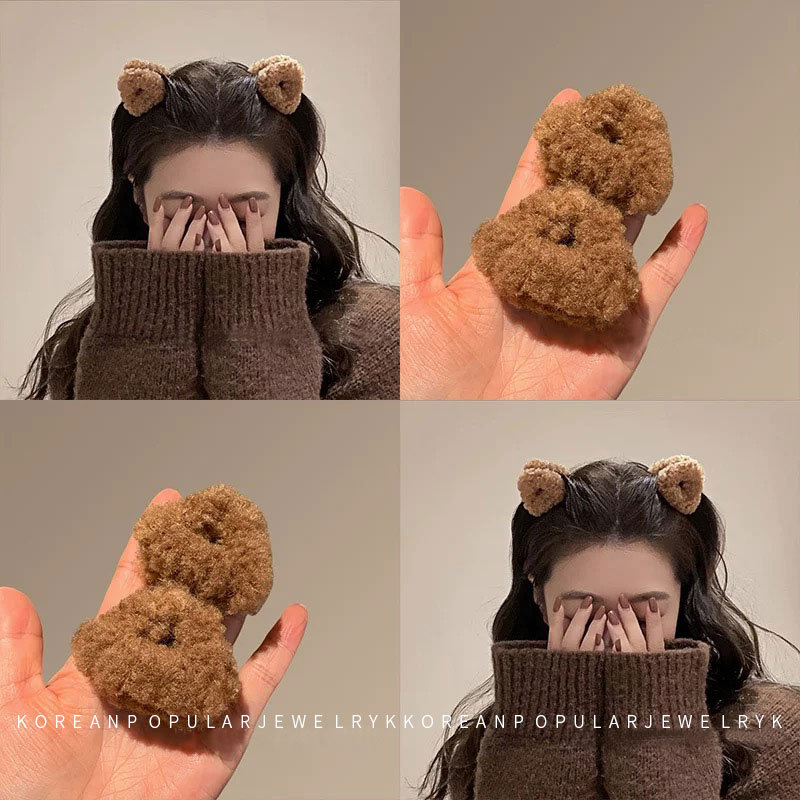 The fluffy, colorful triangular small scratch-clip features cute cat ears, hair claws, small bangs on the forehead, and a lamb fur decoration details Picture