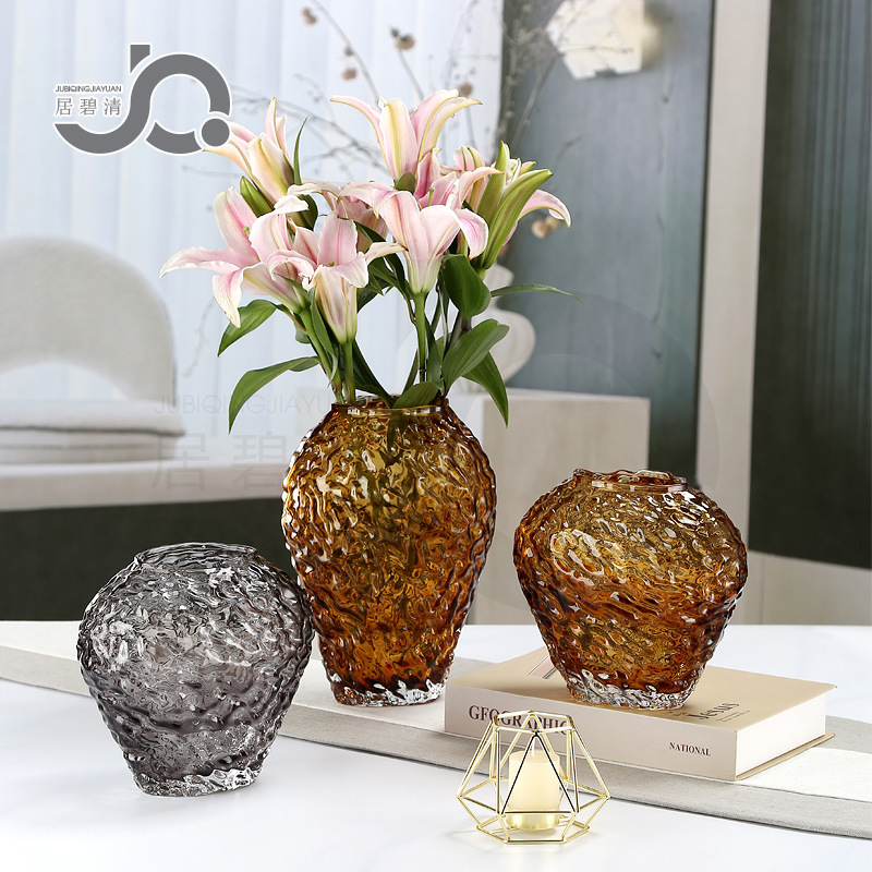 Modern light luxury art strawberry glass vase, creative home decoration, flower arrangement, water bamboo, water flower growing vessel, desktop details Picture