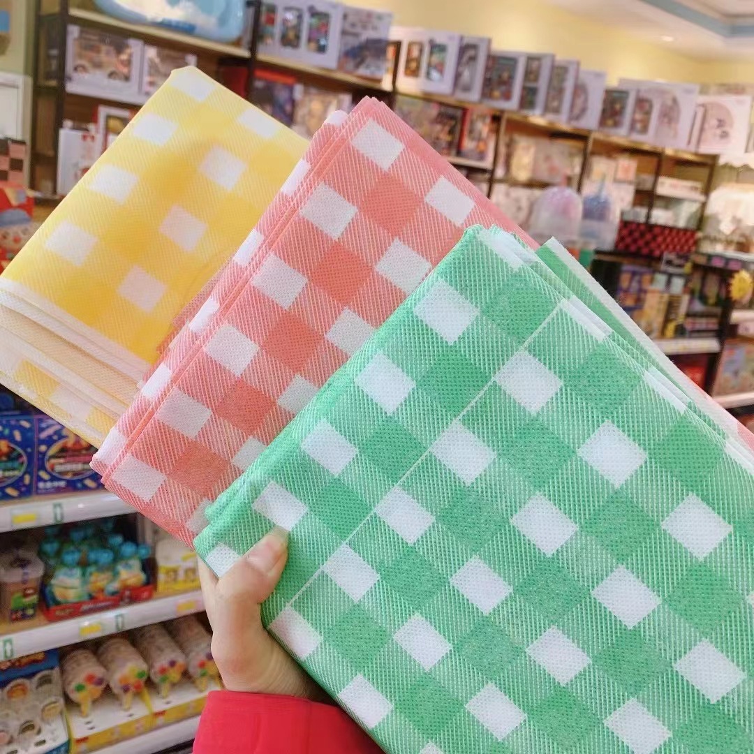 Waterproof And Moisture-Proof Portable 1*1.5 Picnic Mat Application Scenario
