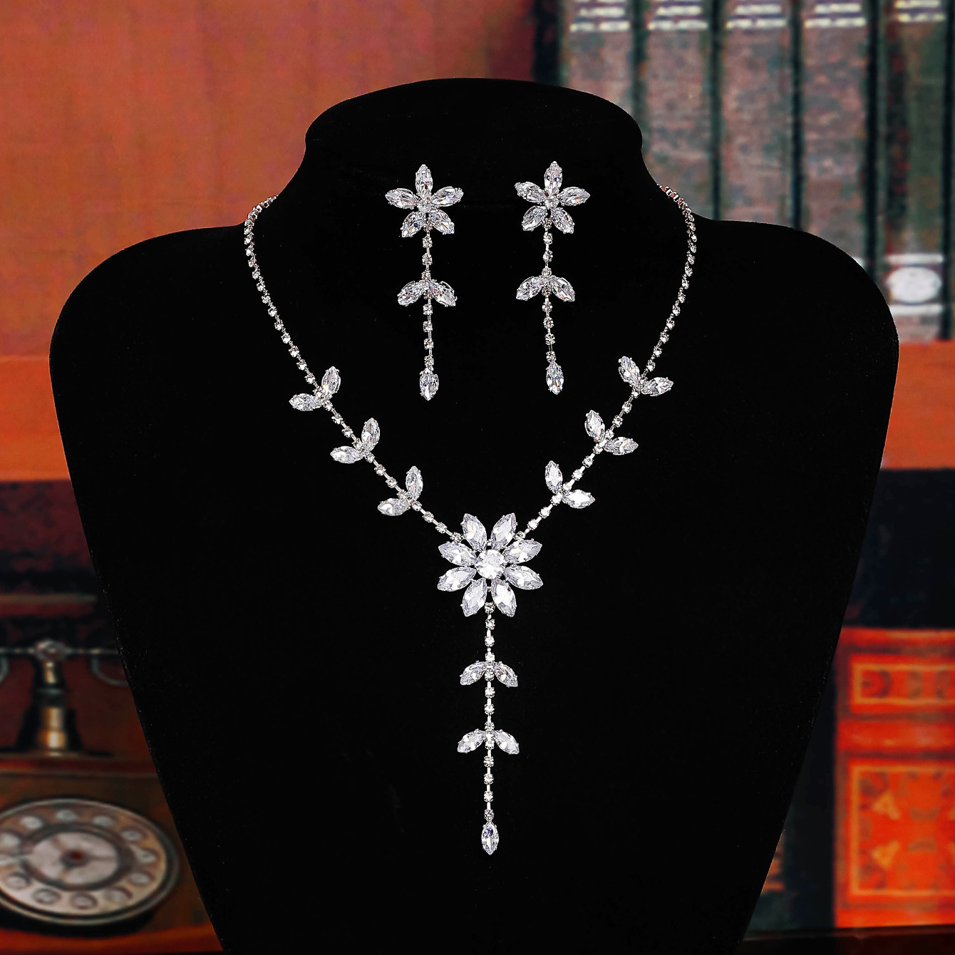 Bride's wedding accessories, lady's bride necklace, decorative set, fashionable claw chain, dazzling studded banquet necklace, earrings