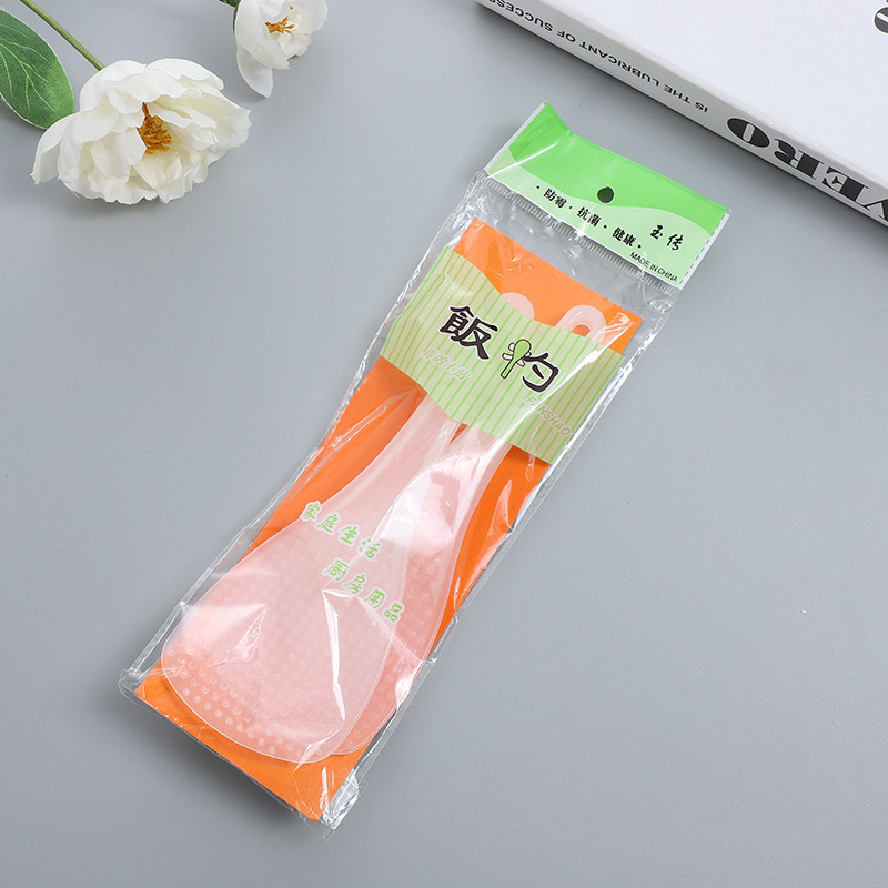 The manufacturer supplies plastic two non-stick rice spoons, rice spoons and transparent rice spoons for wholesale at two yuan