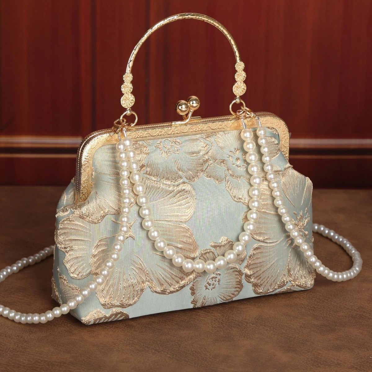 The new Chinese-style cheongsam bag is elegant and refined. The dinner clip bag is solemn. The hand-held mouth gold bag and pearl bag are carried diagonally Application Scenario