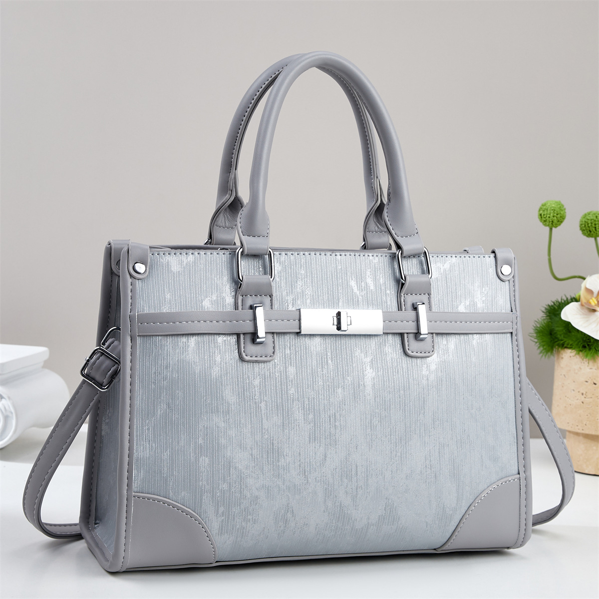 Retro and simple color-blocking handbag for women 2026, a casual, trendy and versatile single-shoulder handbag for commuting details Picture