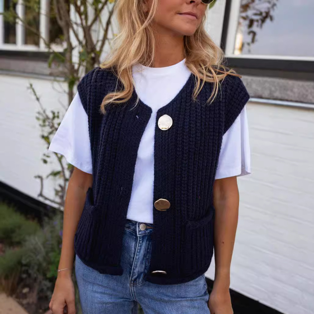 Amazon's new Spring and Autumn 2025 style pocket sleeveless short knitted cardigan, vest, sweater top for women Application Scenario