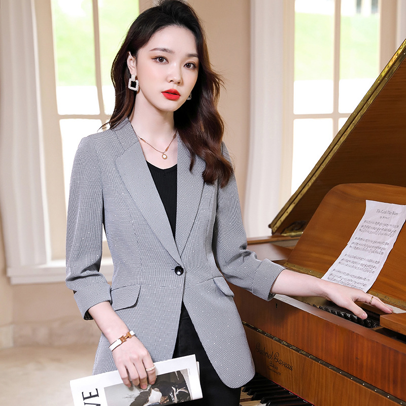A stylish black and white checkered spring and autumn one-button Japanese-style commuting and slimming professional coat for women Item Picture