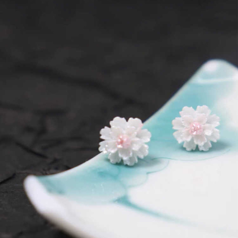 Klein fresco azul camelia resina pequeña flor pendientes dulce y lindo japonés y coreano nueva fábrica de accesorios de oído al por mayor Application Scenario
