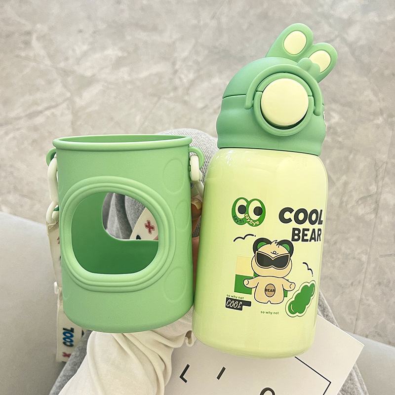 New cute cartoon straw insulated cup for children, high appearance level, student water cup for school, adorable cup, and can be carried by children Application Scenario
