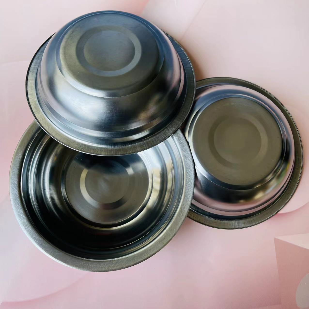 Shun Yang Da No. 16 soup basin iron basin can be heated rice basin metal bowl home canteen restaurant 2 yuan supply Application Scenario