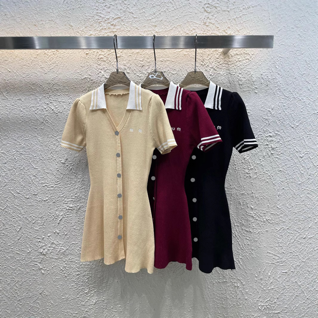 高品质2025年春夏新款修身显瘦型 翻领小V针织短袖连衣裙