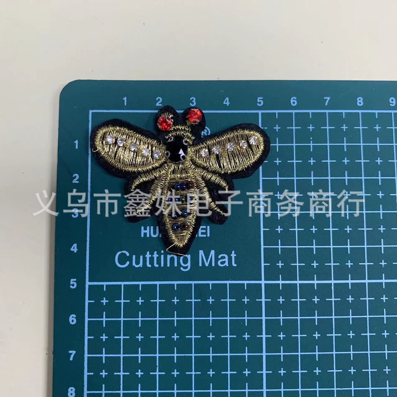 Bestseller bee diamond-encrusted beaded embroidery patchwork decoration with gold and silver thread subsidy Application Scenario