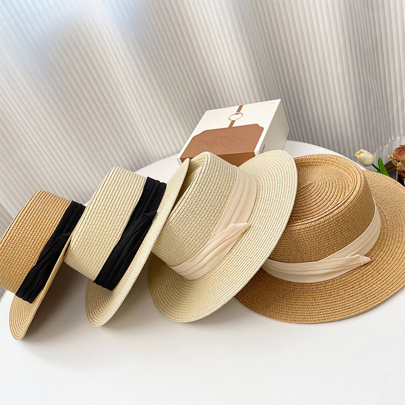 A flat-topped straw hat, a straw woven hat, a women's summer top hat, a wide-brimmed sun-protective hat, a beach hat Application Scenario