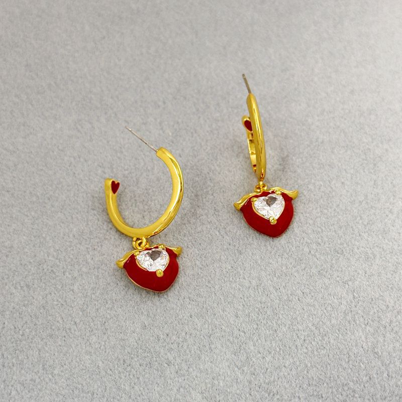 South Korea Advanced New Fashion Light Luxury Style C-Word Earrings Red Love Earrings Inlaid With Pick Stone Temperament Female Earrings Application Scenario
