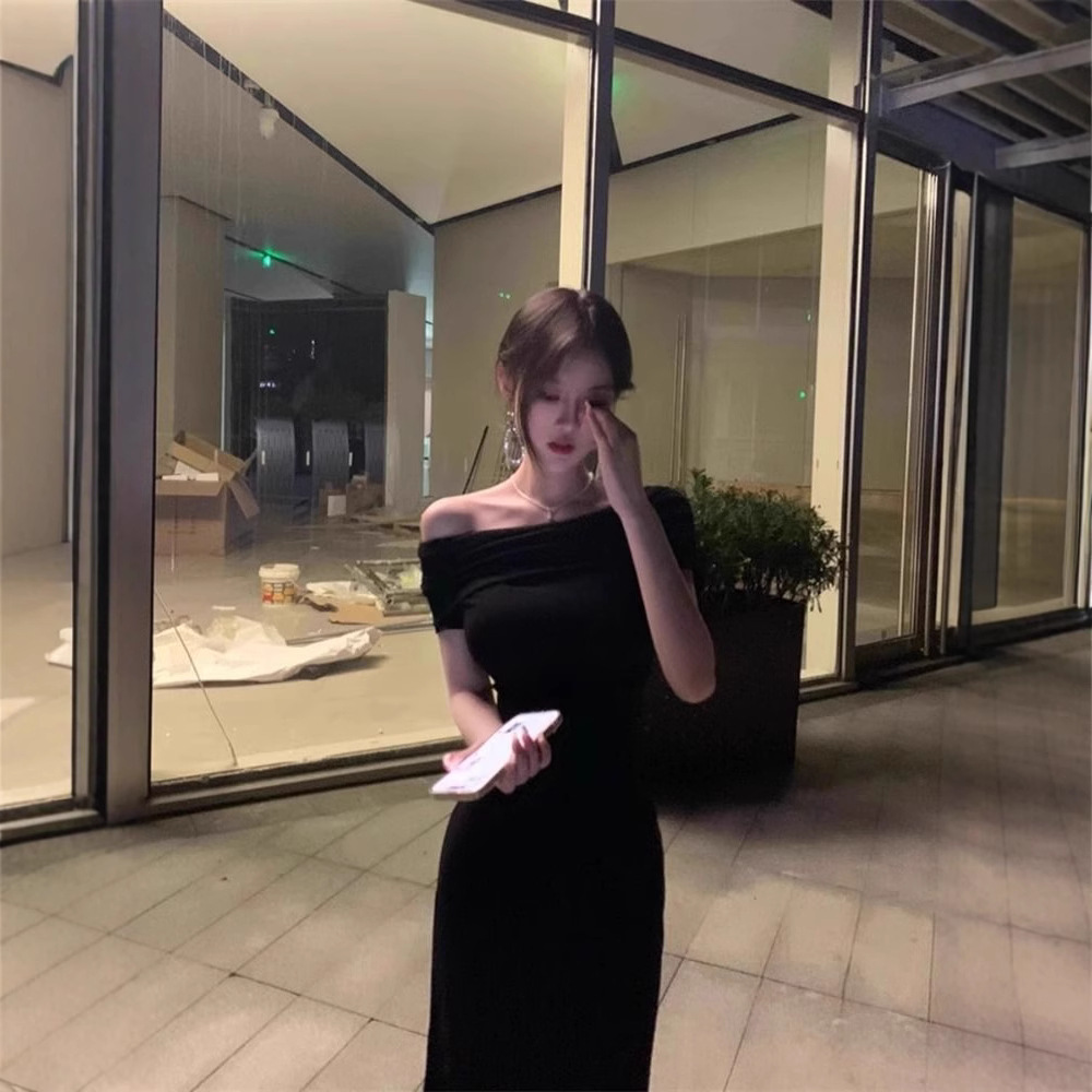 A sexy and mature woman wears a black one-shoulder dress, which exudes a summer charm. It's a figure-hugging and slimming long dress that cuts the waist and hips details Picture