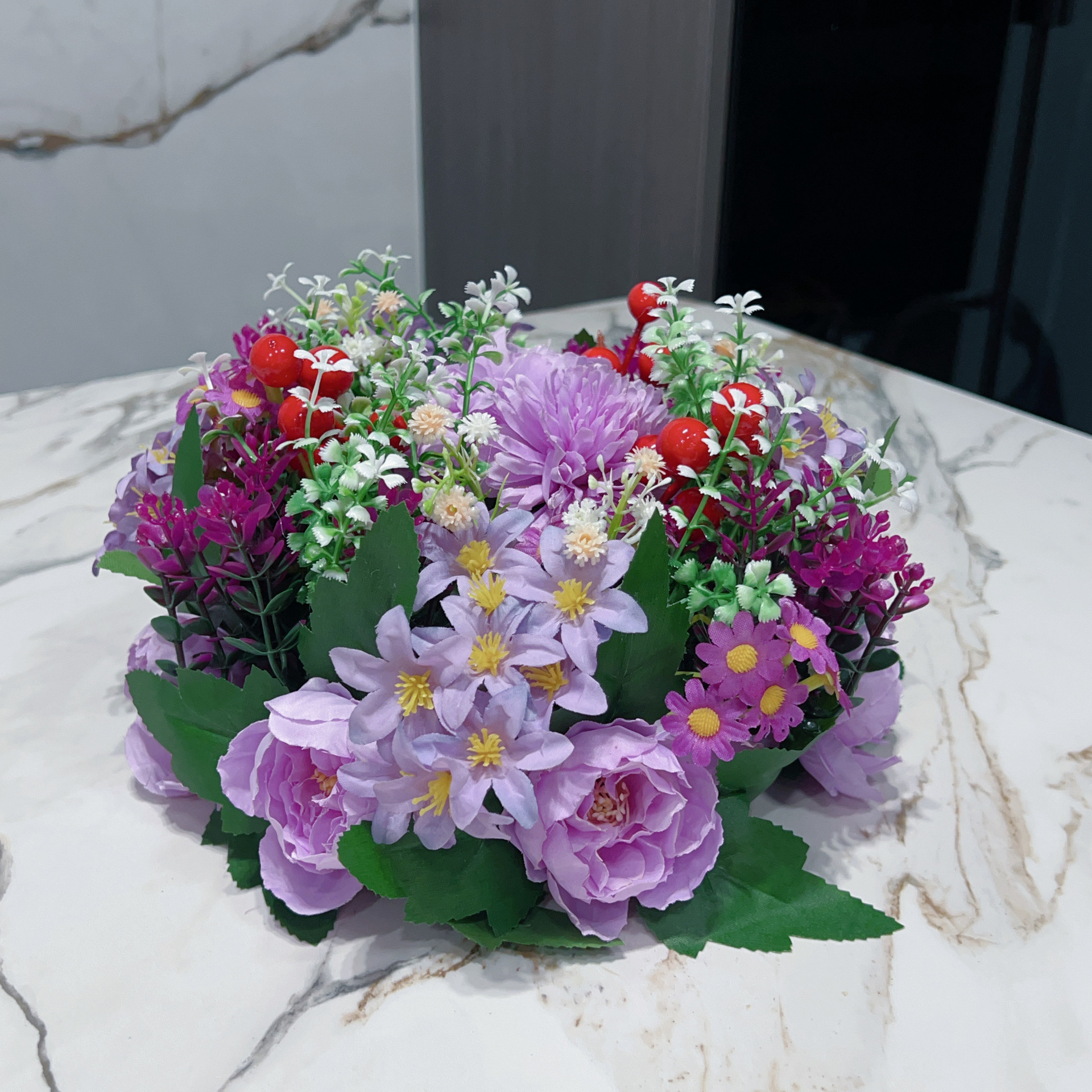 In the middle of the round table of the hotel dining table, there are flower balls, artificial flowers, wedding Roman Columns, flower ball ornaments, and guiding flowers details Picture