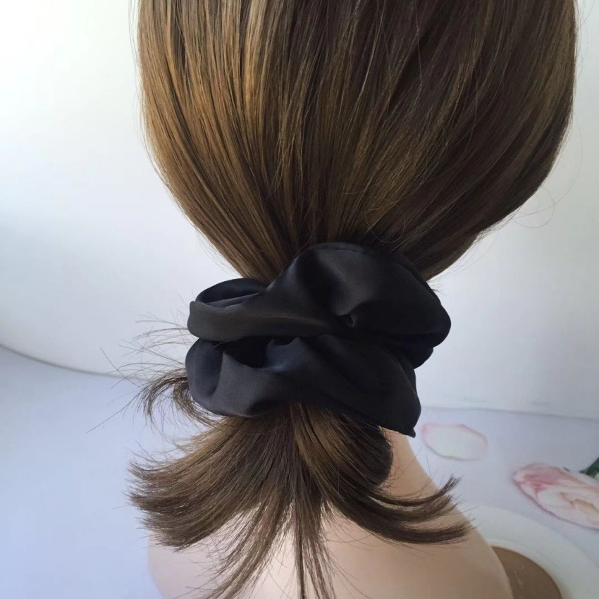 The high-end satin large intestine hair band is 12 cm long, with a simple and elegant style. The hair is tied with a ponytail and comes in a pure plain color of flower red, black and coffee details Picture