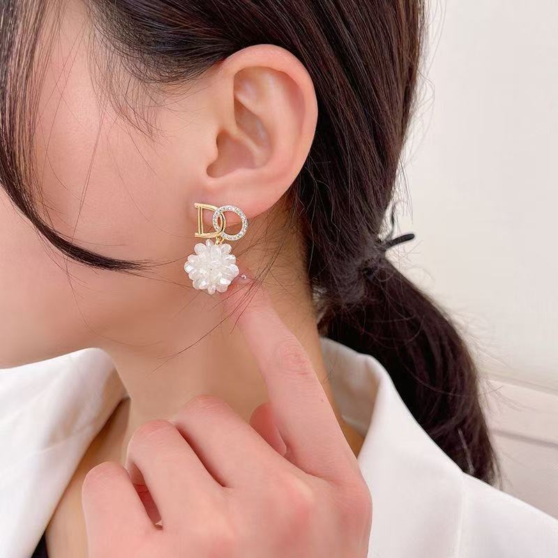 The micro-inlaid white flower earrings with the letter "O" for women on Instagram are fashionable, simple and elegant. They are unique and individual earrings with a niche design sense details Picture