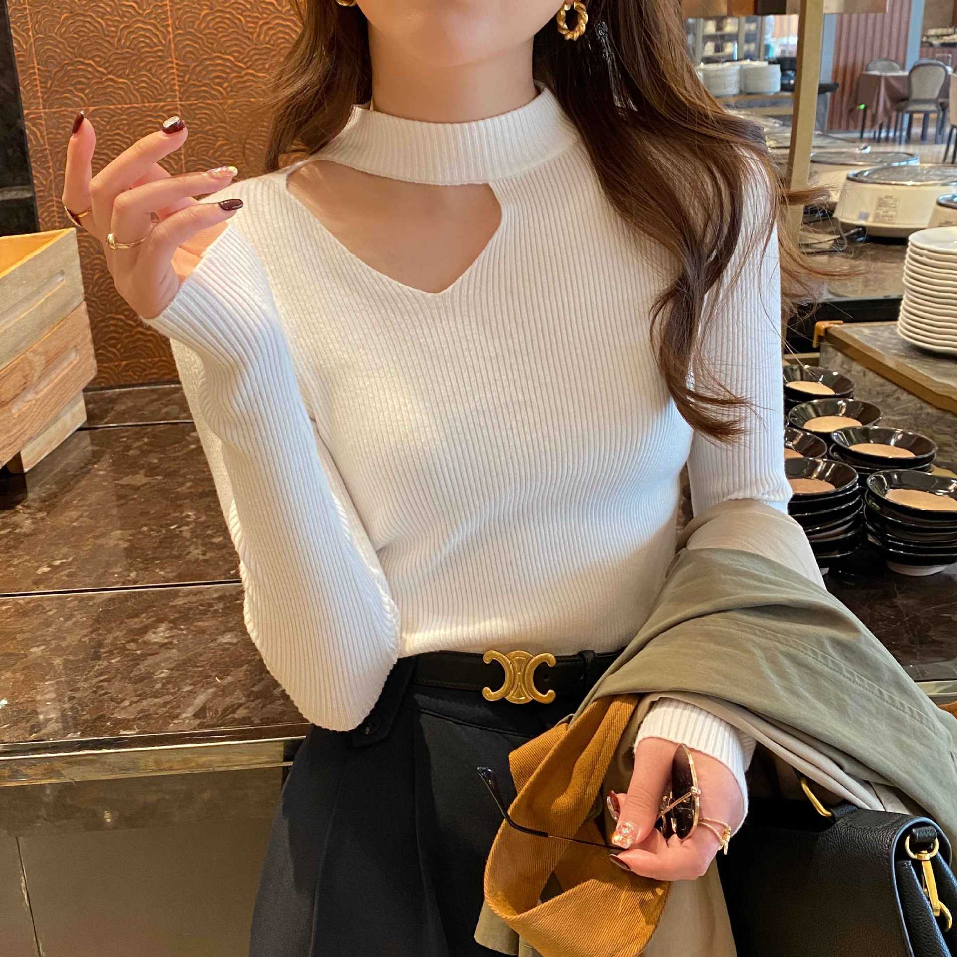 A halter-neck sweater for women to wear as an inner layer in spring, autumn and winter in 2024. It's a trendy, niche knitted collarbone base layer and a sexy top details Picture