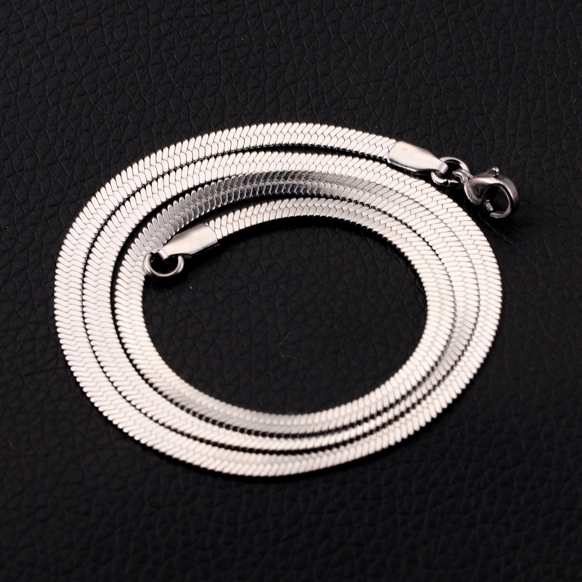 Stainless Steel Blade Necklace Flat Snake Chain Hip Hop Piece Chain Thin Encrypted Snake Chain Electric 18K Gold Necklace Application Scenario