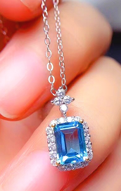 Aquamarine Topaz necklace for women in summer, S925 pure silver, light luxury and niche coldbone chain. A birthday gift for your girlfriend, a gentle smile