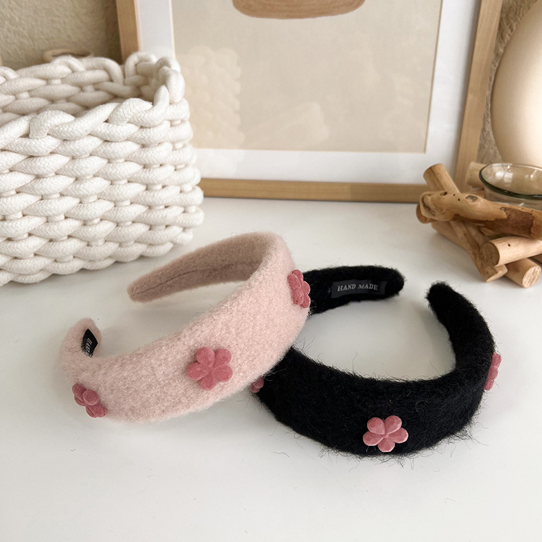 The autumn and winter plush small flower hair band is a versatile accessory for women going out. The high headband and hair tie are simple and popular details Picture