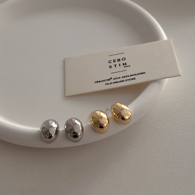 The unique design sense of the "Little Bean" metal stud earrings for women, Korean style, simple and versatile, elegant earrings and earrings, cold style Application Scenario